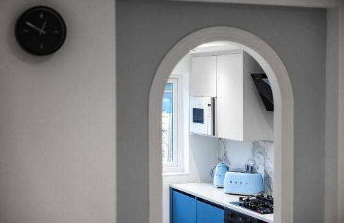 Luxurious 2 bedroom flat with parking and garden, 5 mins walk to train station and bus stop opposite property - Foto 6