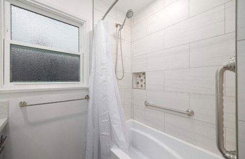 10 Min to the Beach Colorful Home Huge Yard - Foto 34