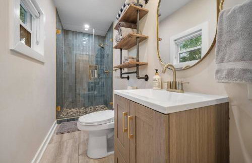 6-min walk to Lake - Home w/Fire-Pit & Pool Table - Foto 19