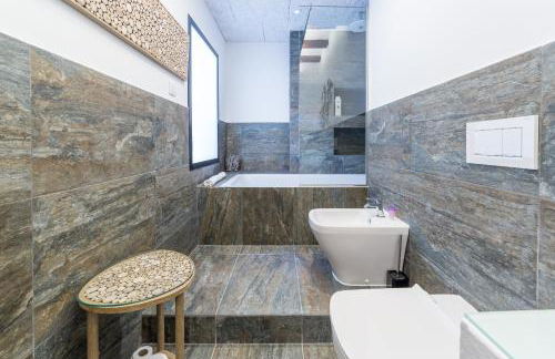 FLORIT FLATS - CATHEDRAL LUXURY TERRACE FLAT 2BR 2BA AC Wifi - Photo 16