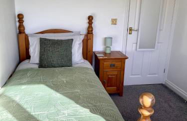 Large 5 bed detached house near Stansted Airport with Parking for 2 vehicles! Stansted Stays - Foto 26