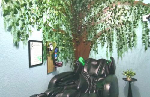 Ultimate Game Room Oasis for 12 - Private Patio - BBQ - 2 Kings - 6 TVs - Full-Body Massage Chair - Foto 4