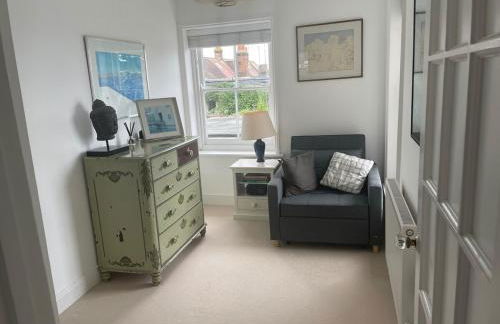 Elm Lodge charming with stunning coastal views! - Photo 21