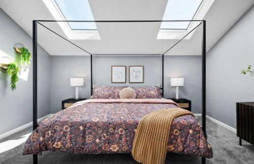 Hot Tub N64 Mins to Downtown Sleeps 8 - Foto 4