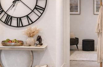 Luxury 4BR Smart Home with Smart Features, Garden, SkyStream & Free Parking - Sleeps Up To 8 in Gerrards Cross SL9 - Photo 6