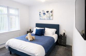 Bright Haven 6 Mins to Airport with Driveway & Garden Sleeps 7 - Foto 15