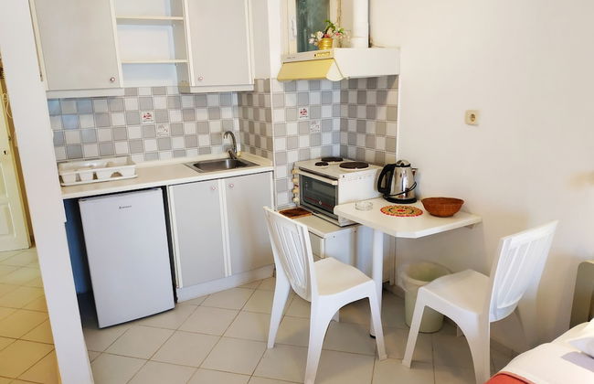 Renia Studios Standard Studio Overlooking the Swimming Pool - Foto 28