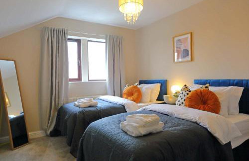 Spacious Dewsbury Home, 8 beds, sleeps 10, Free Parking and Wifi, 3 TVs, Close to motorways - Foto 8