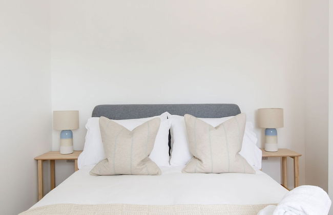 Stylish 2 Bed City Stay - Photo 21