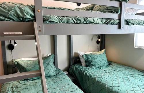 Peaks & Pines Modern Gem, 2 Kings, Bunks, Hot Tub, Walkable, Kid's Cove - Foto 50