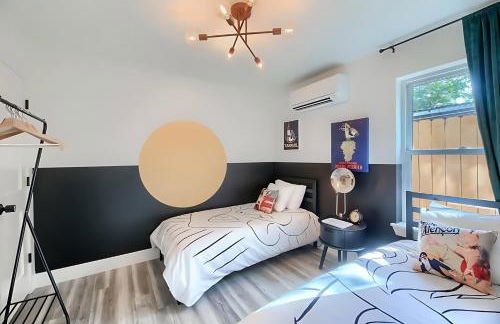 Stylish 3BR East Side Retreat w Patio & BBQ - Foto 19