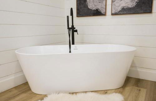 NEW Farmhouse-Chic Cabin with Hot Tub & Firepit - Foto 5