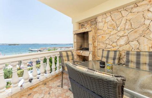 3 Bedroom Cozy Apartment In Ugrinic - Foto 12