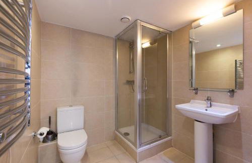 Zone 1 Modern 2 Bed 2 Bath Apt with outdoor space Hyde park - Foto 18