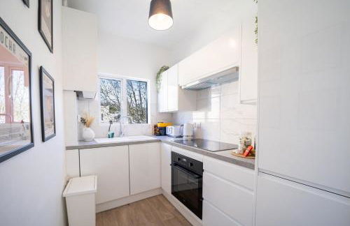 Larkhall Retreat- Village Centre, Parking, 4K TVs, 10mins To City Centre - Photo 21