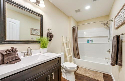 Lakeside Blue Eye Escape with Game Room and Hot Tub! - Foto 23