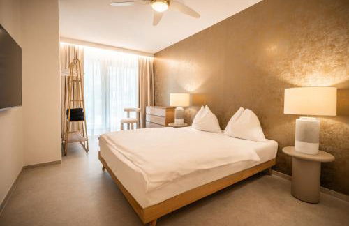 goldfinger + suites - Photo 42