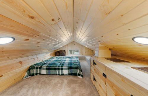 Cozy 3BR Cabin With Hot Tub on Nippersink Creek - Photo 55