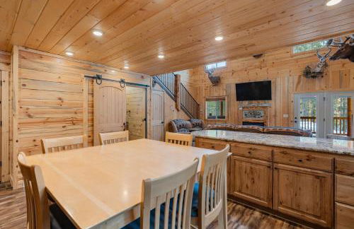 Rustic Retreat, Sleeps 20, Epic Game Room, Hot Tub, 20min to Yellowstone - Foto 20