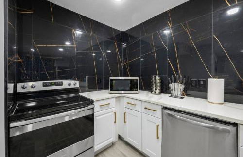 Chic Stay with Free Parking and Fast WiFi - Foto 9