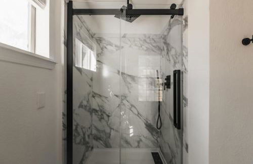 Longhorn Home with King Bed & Rain Showers Walk to DT Activities, Lake & Eateries - Foto 30