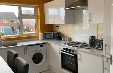 Spacious 2 Bed Village Flat sleeps 4/6 - Photo 8