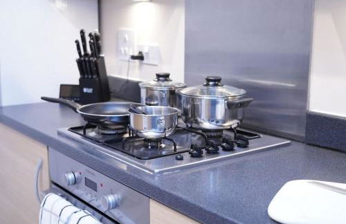 Spacious 4 Bedroom, 3 Bath House by Jesswood Properties Contractors, Business and Leisure with Free Parking and WIFI - Foto 11