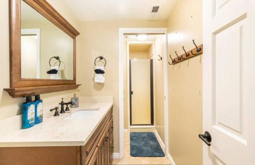 Spacious 3BR Basement Apt near Airport, Work, Ski - Photo 4