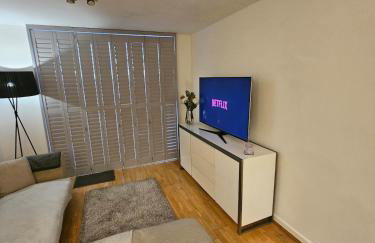 Executive E15 Apartment - Skyline Terrace & Free Private Parking - 5-min Walk to Abba Arena - Foto 31