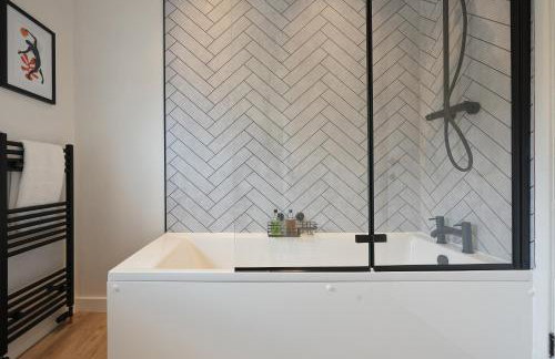 The Lodge - comfortable, stylish, 3 bedroom home with 3-6 beds near Utilita Arena - free parking - Photo 21