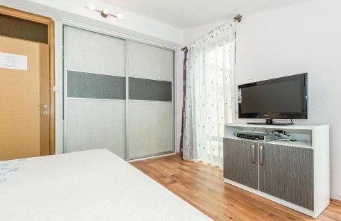 Awesome Home In Mirlovic Polje - Foto 38