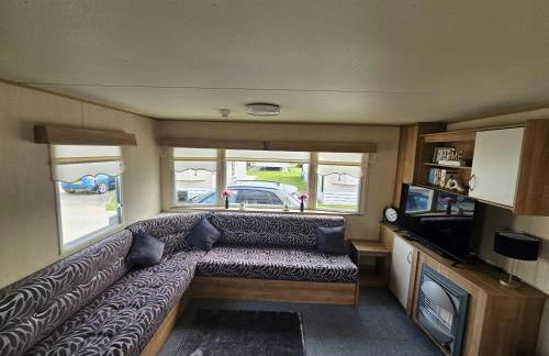 Ty Mawr Chalet Sleeps 6 with Fireplace - Photo 4