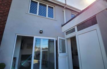 Delightful newly renovated 3-bed house with garden beach hut - Foto 8
