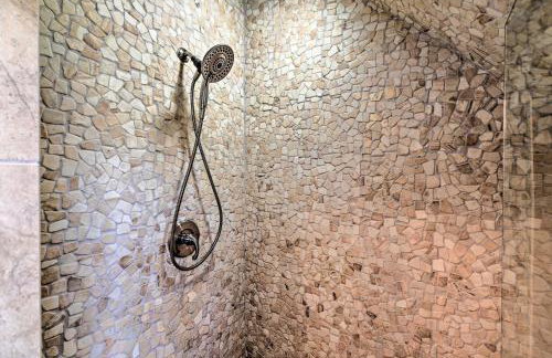 Stylish Studio with Fireplace about 3 Mi From Dtwn! - Foto 16