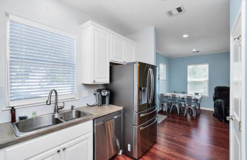 Summer Bliss 3BR Home, Walk to Beach Master Suite Sleeps 9 - Foto 18