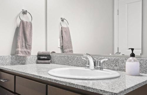 2BR Balcony Suite Gym & Pool Downtown at CityWay - Foto 43