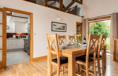 Threshing Barn at East Trenean Farm -Stunning Cornish Cottage sleeping 6 with hot tub, private garden, rural views and EV facilities - Foto 9