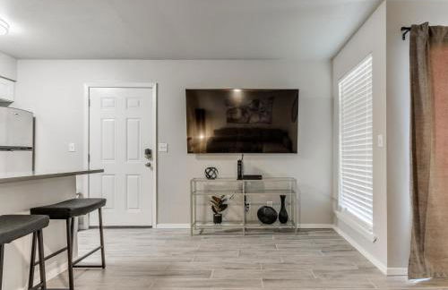 Quiet Modern Heavenly Paradise Love and Balcony Near Lake, Mall, Food, Entertainment! - Foto 16