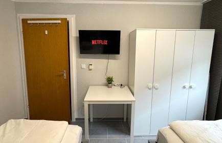 DUTTI'S HOME - Apartment B I 2 Rooms I 4 Beds I Kitchen I WiFi I TV I Parking I Autobahn - Foto 8