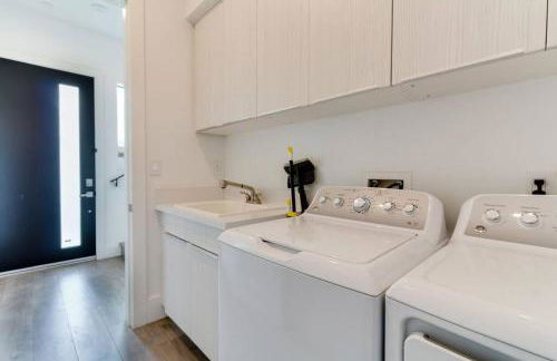 Luxury Modern 4 Bedroom 3 Bathroom Home with Rooftop Deck #2 - Photo 35