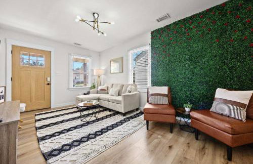 3BR 2BA Derby Home Walk to Churchill Free Parking - Foto 13