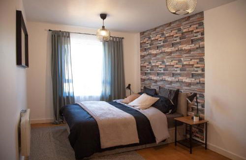 Modern 2 bed Apartment- Town Centre - Photo 7