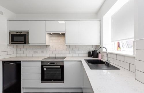 Waterfront 2 Bed Apartment - Free Parking & Wi-Fi - Foto 21