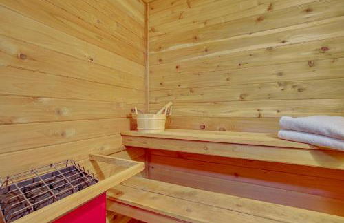 Lakefront Presque Isle Cabin with Private Dock - Foto 23