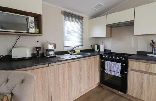 Tri-Star House - Photo 10