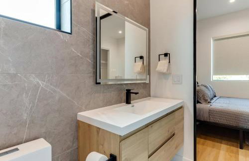 Modern Luxe Retreat 3-Bedroom #3 - Photo 29