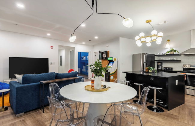 Dual Bachelor Pads w/ Rooftop Lounge & Games Sleeps 26 5 Min to Broadway - Foto 10