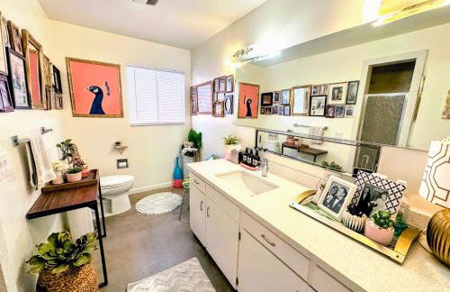 The Twin Palms Art House - vibrant, design-centric oasis, 2 mi to dowtown PS ID 3629 - Foto 26