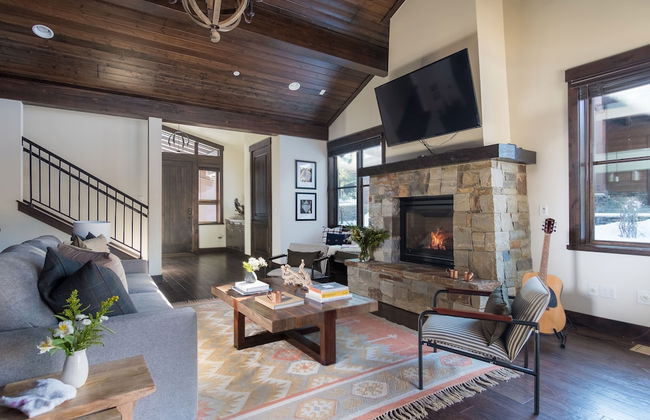 Maple by Avantstay Modern Mountain Home w Cozy Fire Pit 15 Mins frm Northstar - Photo 9