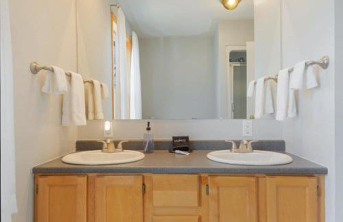 Lakefront Home with Private Beach Access & Hot Tub - Foto 31